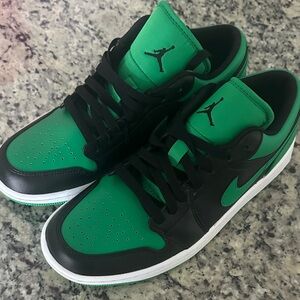 Nike Black and Green Sneakers